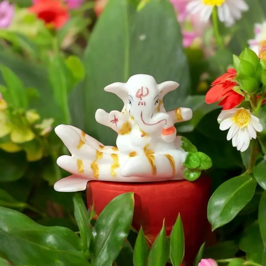 Ganesh Sitting on Hand idol for Car Dashbard